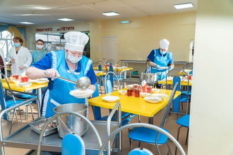 Кто в Хабаровском крае зарабатывает на питании школьников и пациентов больниц
