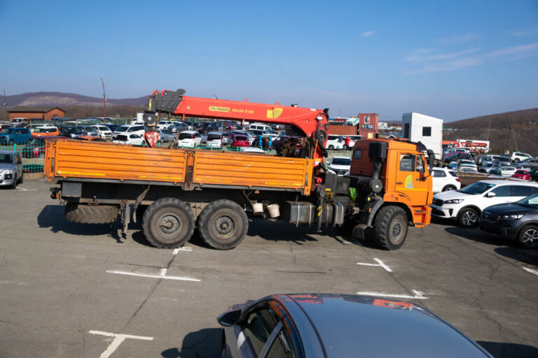 «Зеленый угол» во Владивостоке освобождают от незаконно размещенных автомобилей