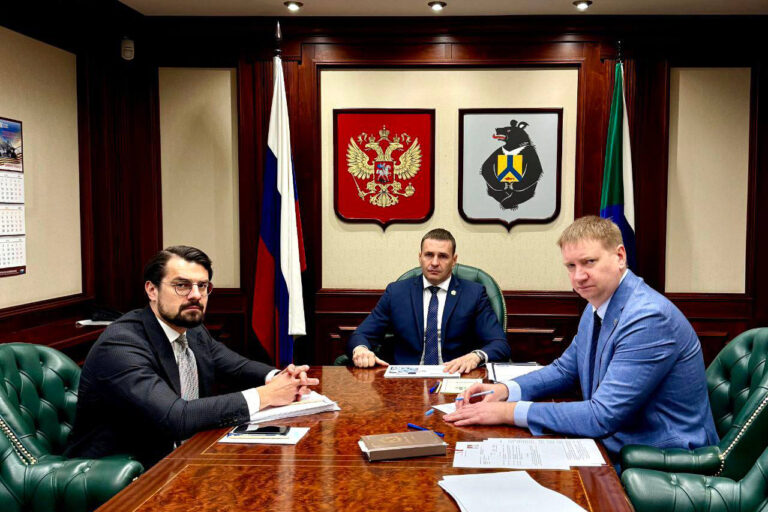 Глава Хабаровского края встретился с гендиректором КРДВ накануне ПМЭФ-2025