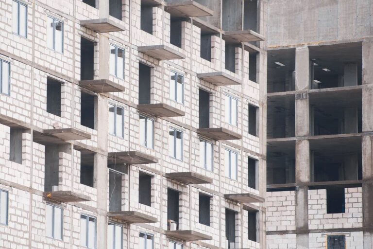 Строительство в режиме ожидания: эксперты назвали главные причины федерального тренда на перенос срока сдачи жилья