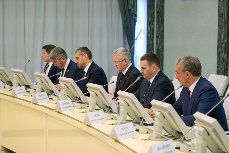 Технологии, сотрудничество, жизнь: Совет ДФО обсудил подготовку к ВЭФ-2026