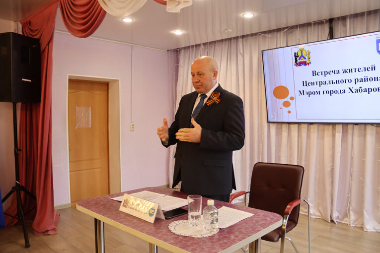 Хабаровск в фокусе: мэр ответил на свет, пути и «граффити-болячки» города