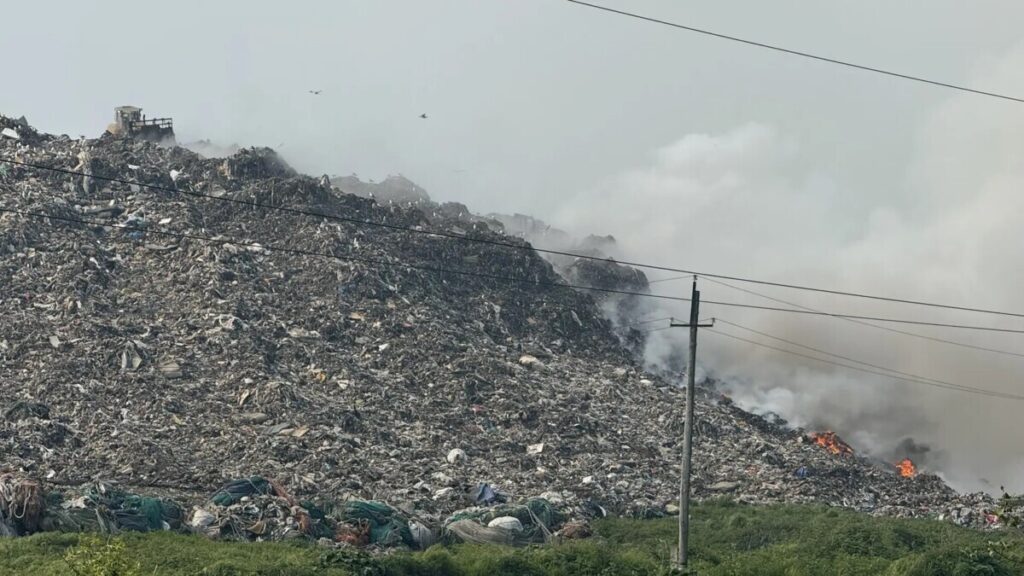 На Камчатке горит огромная свалка