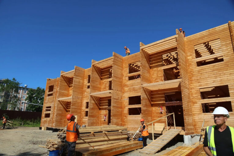 Первый в ДФО многоквартирный дом из бруса строят в Хабаровском крае