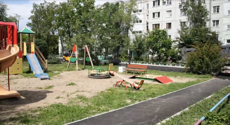 Двор