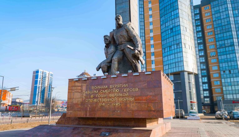 Глумление над святыней произошло на глазах у юных патриотов Бурятии