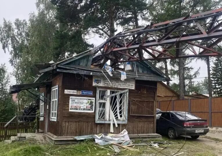 В Бурятии сотовая вышка рухнула на здание администрации