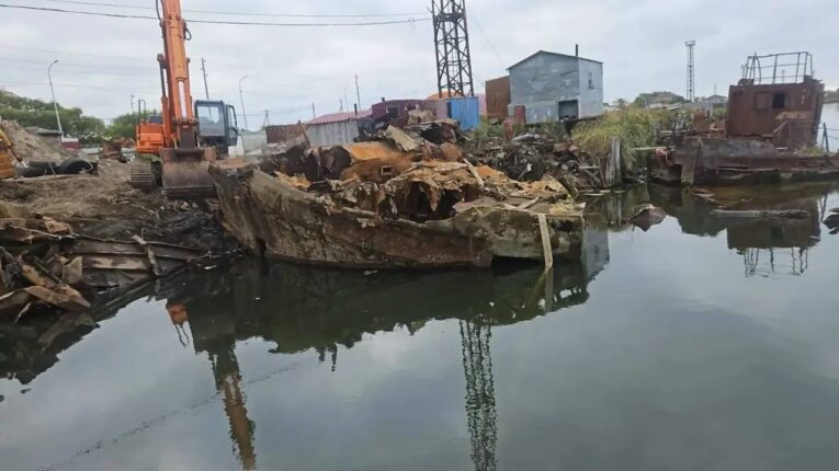 На Сахалине продолжают поднимать со дна затонувшие корабли