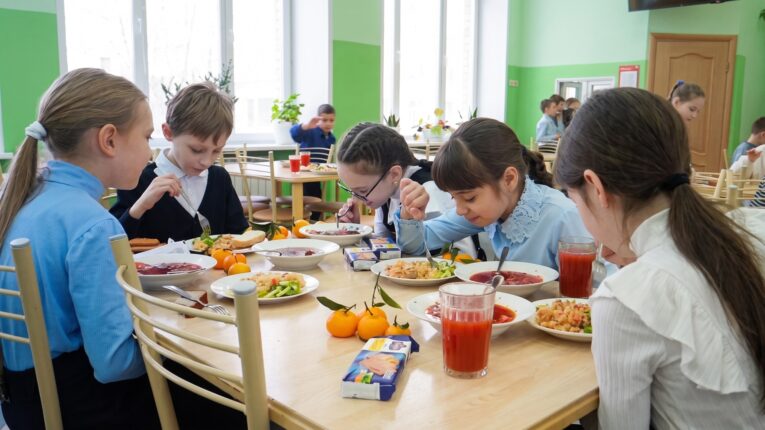 Школьников на Колыме накормят за счет бюджета