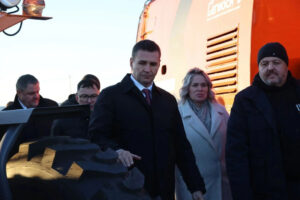 Демешин передал в эксплуатацию 19 машин для уборки дорог Хабаровского края