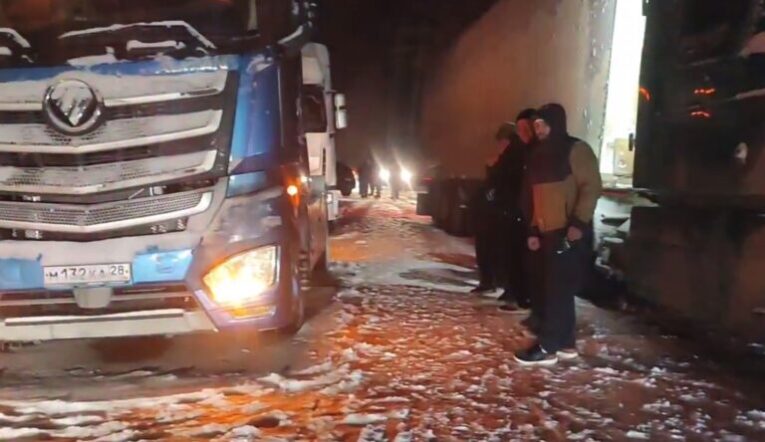 Снегопад и гололед осложнили движение на трассе Благовещенск — Свободный