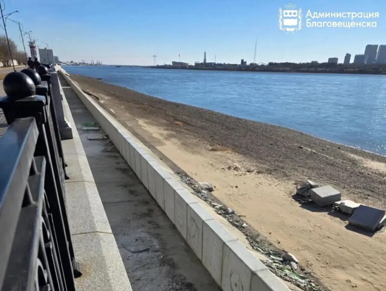 В столице Приамурья отремонтировали разрушенную баржей набережную